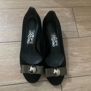 Salvatore ferragamo size 6.5 b elegant velvet shoe glass heel